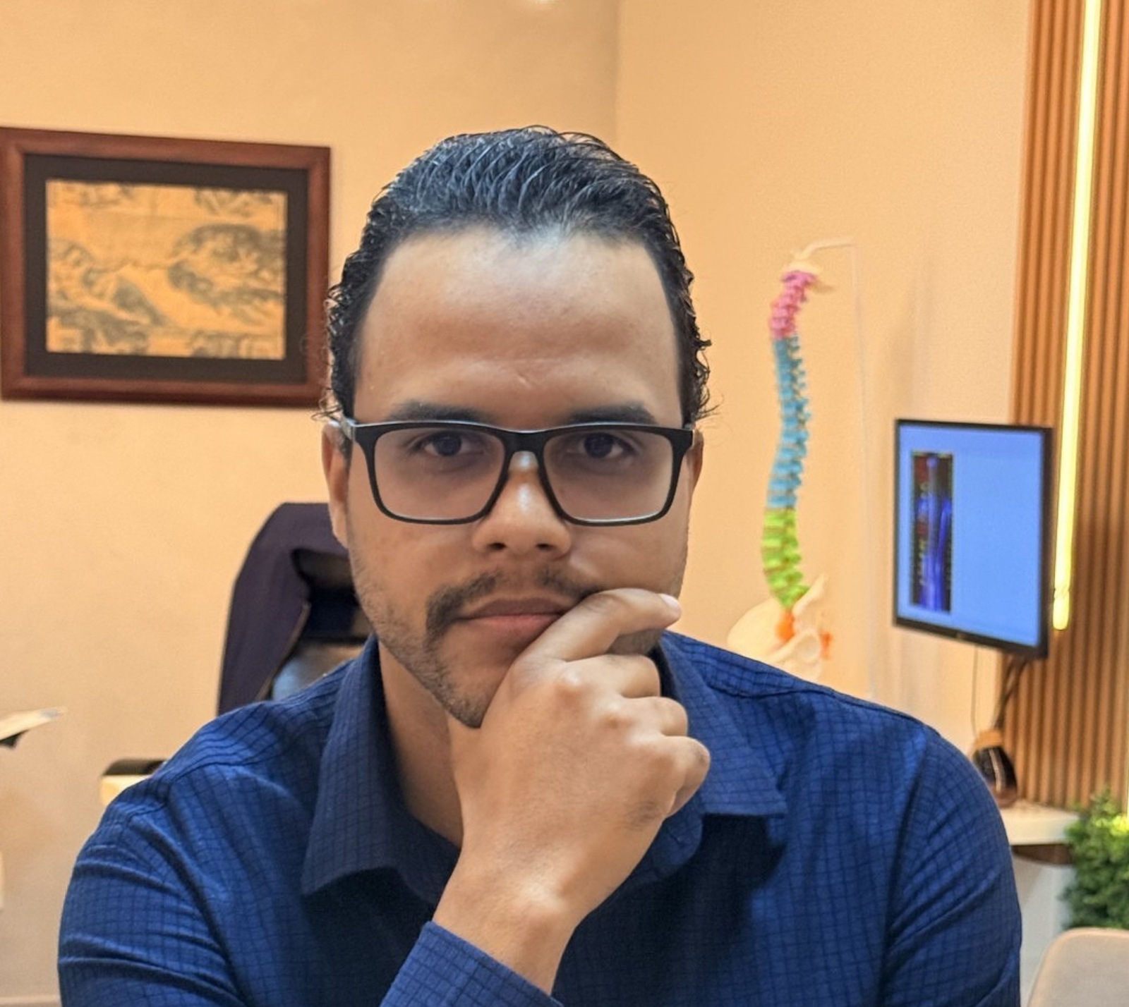 Dr. Lucas Lourenço no consultório da Encorp Fisioterapia e Quiropraxia